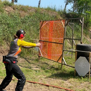 Frau beim IPSC Walkthrough