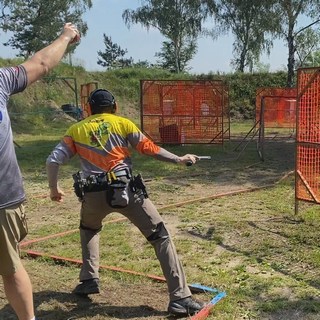 IPSC Schütze läuft los